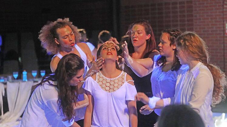 Das "Projekt Parzival" nach einem Text von Tankred Dorst feierte Premiere im Coburger Theater in der Reithalle.Foto: Henning Rosenbusch