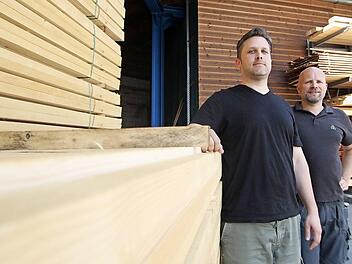Vor allem für den Bau von Dächern werden die im Sägewerk von Klaus (links) und Stefan Müller-Gei zugeschnittenen Balken und Latten verwendet. Ein Nationalpark würde unter anderem dafür sorgen, dass sie weniger effizient arbeiten könnten, betonen sie. Foto: Marian Hamacher