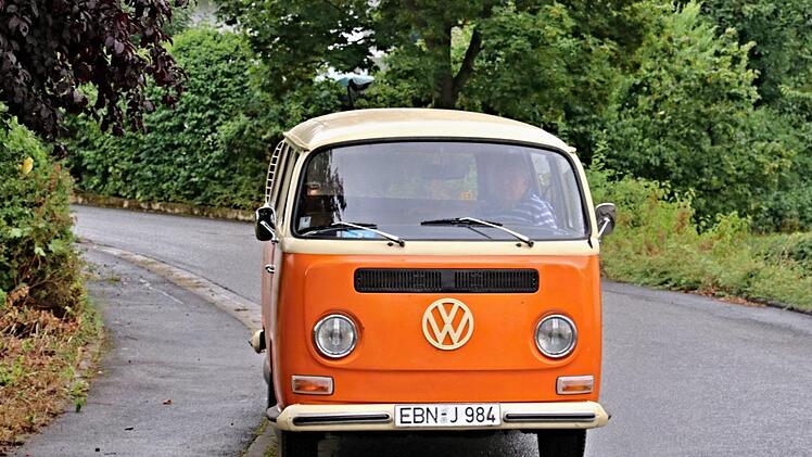 Einfach ein Hingucker in den Straßen von Ebern. Wo Werner und Irmgard Eichler damit auftauchen, ziehen sie Blicke auf sich, respektive auf ihren orangefarbenen VW-Oldie.Helmut Will