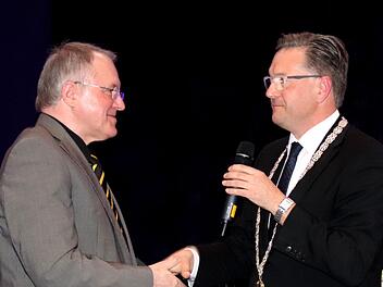 Karsten Fischkal dankte Lorenz Galster (l.) für dessen Einsatz.     Foto: Johanna Blum