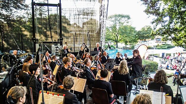 Stimmungsvolles Konzert vor gro&szlig;er Kulisse: Open-Air "Classic und Picknick" im Neustadter Freibad mit dem Orchester der Gesellschaft der Musikfreunde und dem Chor "Ziemlich beste Stimmen".Foto: Jochen Berger