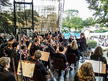 Stimmungsvolles Konzert vor großer Kulisse: Open-Air "Classic und Picknick" im Neustadter Freibad mit dem Orchester der Gesellschaft der Musikfreunde und dem Chor "Ziemlich beste Stimmen".Foto: Jochen Berger