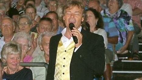 Das "Bad in der Menge" genoss nicht nur Rudy Giovannini, sondern auch seine Fans.  Foto: Martin Rebhan