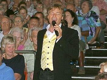 Das "Bad in der Menge" genoss nicht nur Rudy Giovannini, sondern auch seine Fans.  Foto: Martin Rebhan