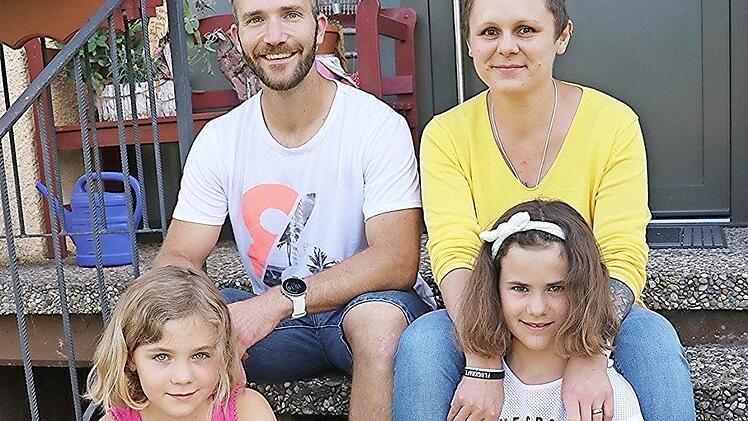 Patrica Walter mit ihrer Familie, ihrem Mann Stephan und ihren Kindern Antonia (sieben Jahre, links) und Luisa (neun Jahre, rechts), die ihr alle sehr viel Halt geben.  Foto: Helmut Will