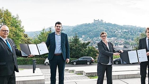 Die Kooperationsvereinbarung Dual Career Service besteht nun zwischen der Hochschule Coburg, der IHK zu Coburg sowie Stadt und Landkreis Coburg. Im Bild (von links): Martin Stingl, Stellvertreter des Coburger Landrats, Dominik Sauerteig, Oberb&uuml;rgermeister Stadt Coburg, Prof. Christiane Fritze, Pr&auml;sidentin Hochschule Coburg, Friedrich Herdan, Pr&auml;sident IHK zu Coburg. Foto: Julian Uebe, Hochschule Coburg