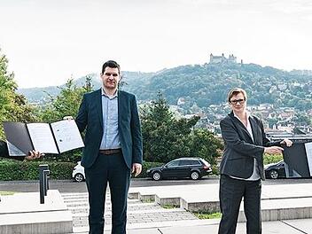 Die Kooperationsvereinbarung Dual Career Service besteht nun zwischen der Hochschule Coburg, der IHK zu Coburg sowie Stadt und Landkreis Coburg. Im Bild (von links): Martin Stingl, Stellvertreter des Coburger Landrats, Dominik Sauerteig, Oberb&uuml;rgermeister Stadt Coburg, Prof. Christiane Fritze, Pr&auml;sidentin Hochschule Coburg, Friedrich Herdan, Pr&auml;sident IHK zu Coburg. Foto: Julian Uebe, Hochschule Coburg