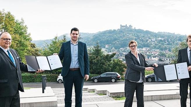 Die Kooperationsvereinbarung Dual Career Service besteht nun zwischen der Hochschule Coburg, der IHK zu Coburg sowie Stadt und Landkreis Coburg. Im Bild (von links): Martin Stingl, Stellvertreter des Coburger Landrats, Dominik Sauerteig, Oberb&uuml;rgermeister Stadt Coburg, Prof. Christiane Fritze, Pr&auml;sidentin Hochschule Coburg, Friedrich Herdan, Pr&auml;sident IHK zu Coburg. Foto: Julian Uebe, Hochschule Coburg