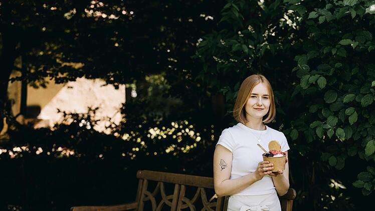 Vanessa (25) kämpft seit sie elf Jahre alt ist gegen Magersucht und Bulimie. Ein Eis essen wäre für sie früher undenkbar gewesen.