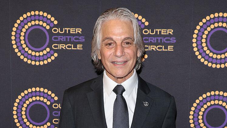 Die Haare sind deutlich l&auml;nger als noch zu Zeiten von "Wer ist hier der Boss" - und sichtlich ergraut: Tony Danza bei den Outer Critics Circle Awards 2024 in New York.