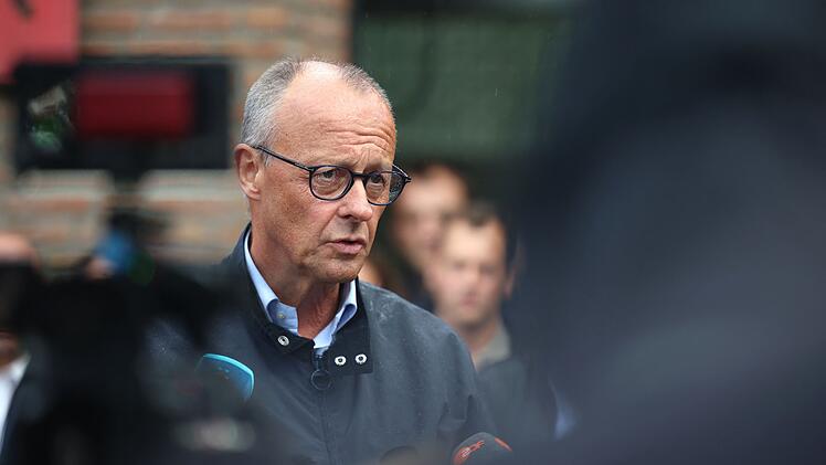 Bundeskanzler Merz besucht Waldbrandgebiet in H&uuml;rtgenwald