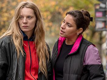 Mila Sahin (Almila Bagriacik, rechts) und Anna Nowak (Lilith Stangenberg) sind die Ermittlerinnen im ersten Kiel-"Tatort" nach Ausscheiden des ewigen Platzhirschs Klaus Borowski (Axel Milberg).