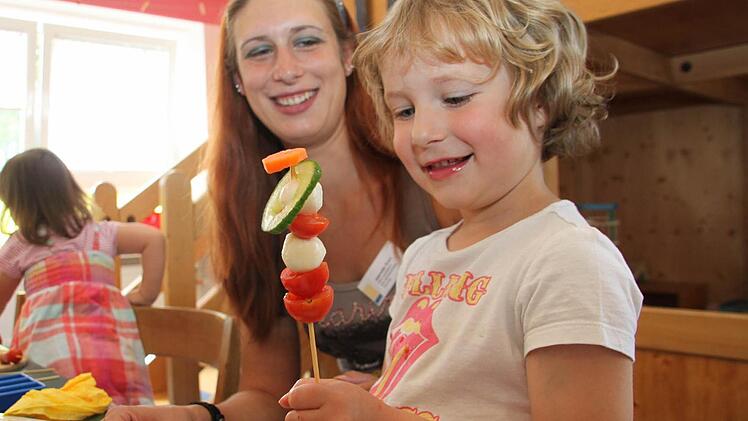Gesund und lecker: Da freut sich Emily. Zusammen mit ihrer Mutter Jeannette Kurz zeigte die Vierjährige, wie beim Ernährungsprojekt in der Thurnauer Kita Sonnenschein gesunde Ernährung geht.  Fotos: Sebastian Martin
