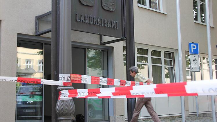 Viele Polizisten eilten am Dienstagmittag ins Landratsamt.Fotos: Ralf Kestel