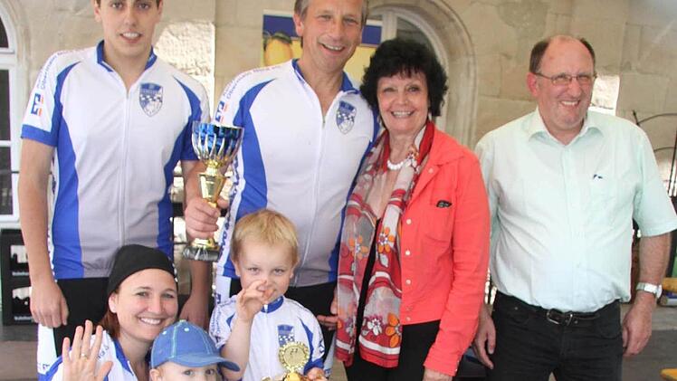 ... und ein Teil seiner Mitstreiter freuten sich über den Pokal bei der Bezirkswanderfahrt. Fotos: Sonja Adam