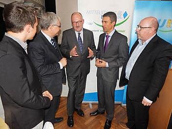 Referent Michael Meister (Mitte) tauscht sich aus mit (von links) Nico Kauper (JU Adelsdorf), Holger Vogel (MU ERH), Stefan Müller (Parl. Staatssekretär und MdB für ERH) und Uwe Pöschl (CSU-Gemeinderat Adelsdorf).  Foto: Mona Lisa Eigenfeld