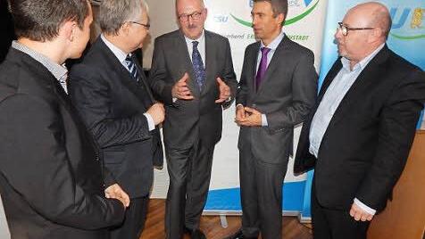 Referent Michael Meister (Mitte) tauscht sich aus mit (von links) Nico Kauper (JU Adelsdorf), Holger Vogel (MU ERH), Stefan Müller (Parl. Staatssekretär und MdB für ERH) und Uwe Pöschl (CSU-Gemeinderat Adelsdorf).  Foto: Mona Lisa Eigenfeld