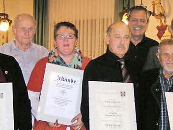 Auszeichnung f&uuml;r langj&auml;hrige Mitglieder des Gesangvereins  Foto: Heidi Amon