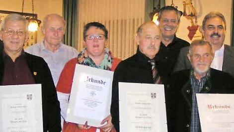 Auszeichnung f&uuml;r langj&auml;hrige Mitglieder des Gesangvereins  Foto: Heidi Amon