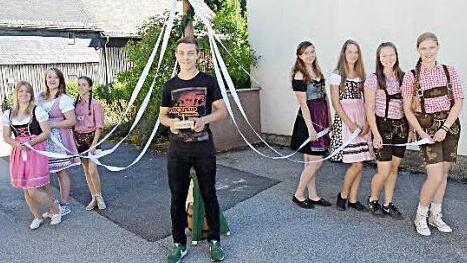 Die Förtschendorfer Tanzgruppe bilden (von links) Julia Süßmann, Samira Lang, Luisa Hofmann, Jakob Süßmann, Natascha Lang, Angelina Lang, Franziska Höhn und Maria Löffler.  Foto: Karl-Heinz Hofmann