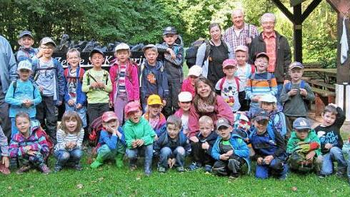 Der Stockheimer Kindergarten machte sich auf die Suche nach dem "schwarzen Gold".  Foto: Karl-Heinz Hofmann