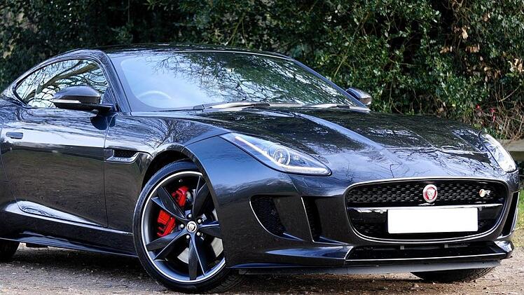 Knapp 150.000 Euro gingen am Montag bei Rimpar (Lkr. Würzburg) in Flammen auf, als ein Jaguar F-Type auf dem Weg zur Werkstatt Feuer fing. Symbolbild: pixabay