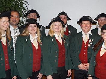 Vorsitzender Mario Digel (hinten, von links) mit den Geehrten, Lothar Albert, Florian Markard, Dirigent Frank Brixel und (vorne, von links)  Franziska Köth, Rebekka Knüttel, Franziska Knüttel und Katharina Höchemer. Fabian Albert