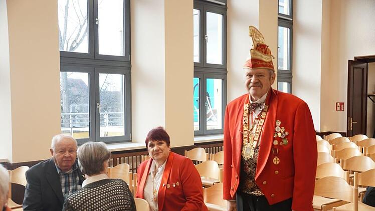 Reinhold Bauer, seit 40 Jahren Mitglied in der CSU und genauso lang Pr&auml;sident des Narrlangia Rot-Wei&szlig; e. V. Erlangen, und seine Frau, in vollem Ornat.