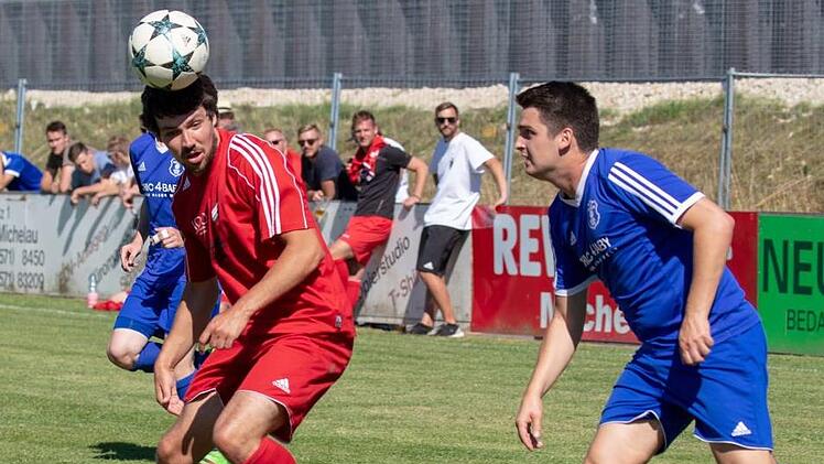 Der Schwürbitzer Patrick Krappmann (Mitte) versucht sich per Kopfball gegen den Michelauer Bastian Angermann (rechts) durchzusetzen. Foto: Klaus Gagel