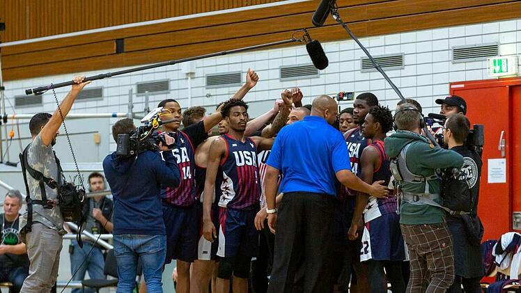 Eine Auszeit ist beim "Team USA JBA" keine normale Auszeit. Mehrere Kameras und Mikrofone zeichnen alles auf:  für den Livestream im Netz und für das Reality-TV-Format der Ball-Familie.