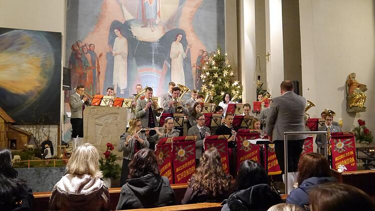 Für weihnachtliche Stimmung sorgte das traditionelle Weihnachtskonzert des Musikvereins Schondra in der  St. Anna-Kirche. Foto: Oswald Türbl