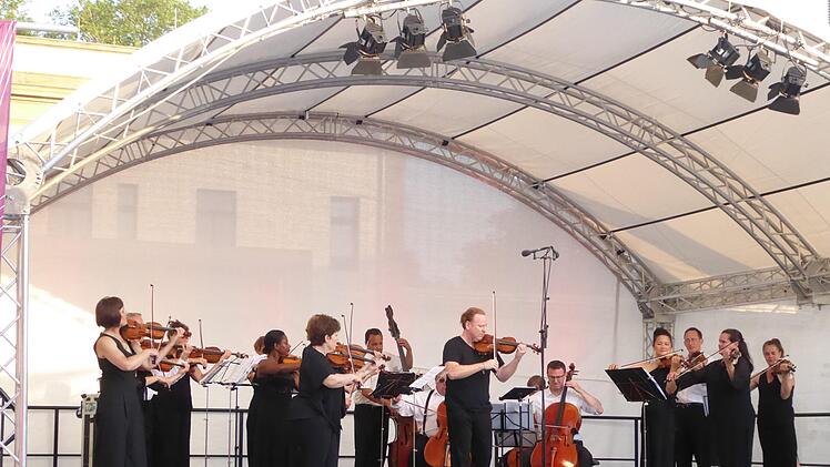 Daniel Hope und das Kammerorchester "New Century Chamber Orchestra" aus San Francisco konnte erst beginnen, nachdem die Sonne  ein Stück weiter gewandert war.  Gerhild Ahnert