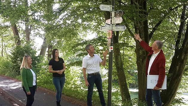 Die Rh&ouml;n-Experten Klaus Spitzl (rechts) und Jennifer Rother (Zweite von links) informieren Kurdirektorin Andrea Schallenkammer (links) und Bad Br&uuml;ckenaus B&uuml;rgermeister Jochen Vogel &uuml;ber die Kriterien f&uuml;r die Zertifizierung des Rundwegs. Hauptthema des Quartetts bei dem Treffen im Staatsbad war der barrierefreie Tourismus. Foto: Rolf Pralle