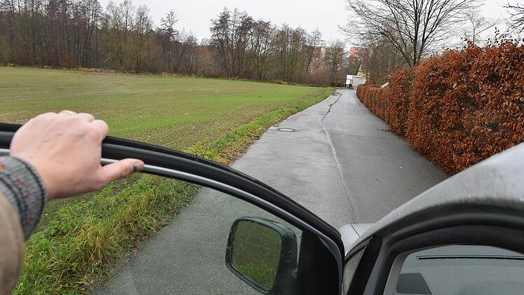 Sechs oder sogar sieben Wohnhäuser wollen die Besitzer dieser Grundstücke zwischen der vorhandenen Bebauung an der Ringstraße und dem Wald  realisieren. Im Durchschnitt wäre jede Bauparzelle etwa 750 Quadratmeter groß. Die Anwohner sehen darin eine  im Bebauungsplan nicht vorgesehene  verdichtete Bebauung.  Foto:  Ronald Rinklef