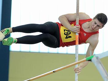 Sam Leiblein verbesserte sich im Stabhochsprung auf 3,20 Meter und holte damit in Fürth Silber.