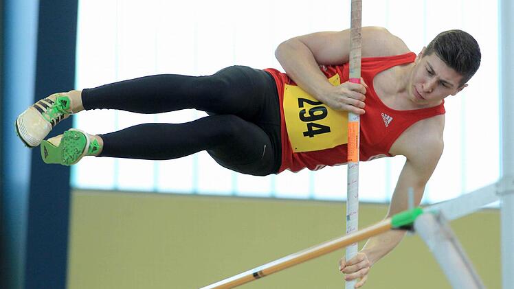 Sam Leiblein verbesserte sich im Stabhochsprung auf 3,20 Meter und holte damit in Fürth Silber.