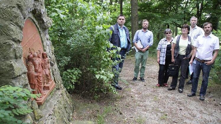 Die Theinheimer haben außerhalb des Dorfes einen sehr schönen Kreuzweg. Den schaute sich die Kommission natürlich auch an.