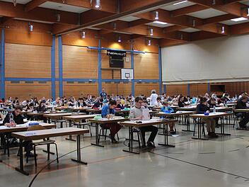 In der Aischtalhalle fand die erste Abiprüfung statt. Fotos: Sabine Herteux