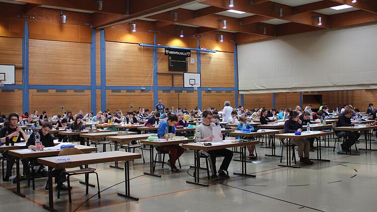 In der Aischtalhalle fand die erste Abiprüfung statt. Fotos: Sabine Herteux