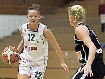 DJK-Spielmacherin Katharina Gr&ouml;ger (l.) traf in den ersten f&uuml;nf Minuten drei Dreier. Fotos: sportpress