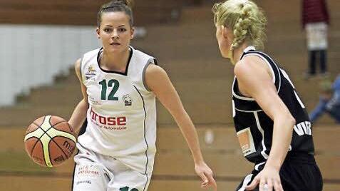 DJK-Spielmacherin Katharina Gr&ouml;ger (l.) traf in den ersten f&uuml;nf Minuten drei Dreier. Fotos: sportpress