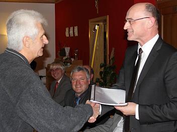 Über 500 Unterschriften von Leuten, die sich am Wochenende weniger Motorrad-Raser wünschen übergab Arthur Veth (links) an Landrat Wilhelm Schneider. Fotos: Ralf Kestel
