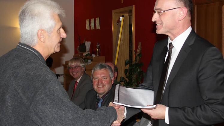 Über 500 Unterschriften von Leuten, die sich am Wochenende weniger Motorrad-Raser wünschen übergab Arthur Veth (links) an Landrat Wilhelm Schneider. Fotos: Ralf Kestel