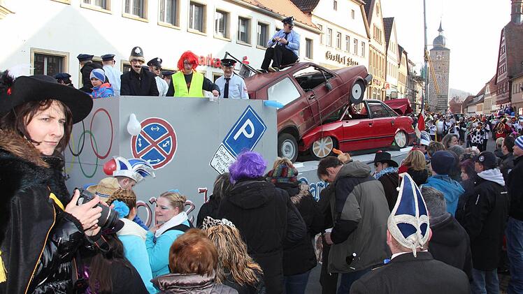 So löst man Parkprobleme, meinen die Feuerwehrleute aus Ebern.  Fotos: Ralf Kestel