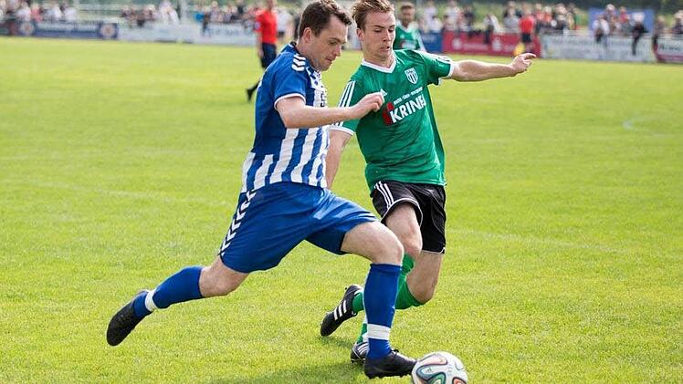 Der Selbitzer Kapitän Markus Bächer (links) im Zweikampf mit Stefan Wasser vom FC Sand.