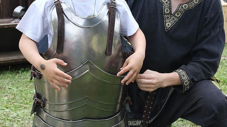 "Das ist man wie steif", stellte der 7 Jahre alte Anton Klose aus Coburg fest, als seine Ritterrüstung angelegt war. Foto: Michael Stelzner