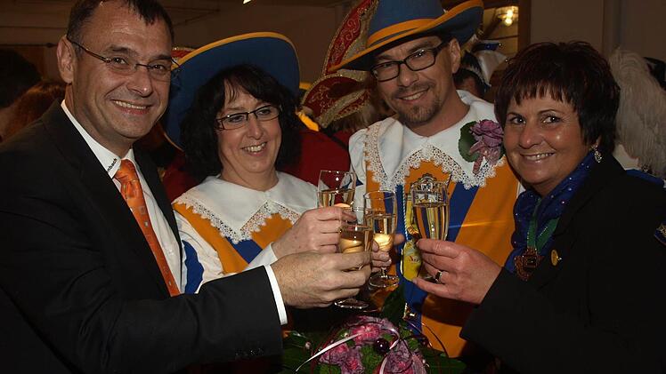 Das amtierende Prinzenpaar für 2015 und 2016, Jutta III. und Andreas I. , hier zusammen mit Sitzungspräsidentin Silvia Reith (rechts) und 3. Bürgermeister Robert Erhard beim Ebenhäuser Rathaussturm im Jahr 2015. Foto: Archiv/Stefan Geiger