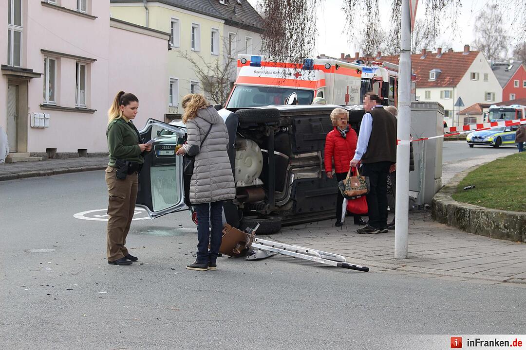 Beim Abbiegen kollidiert: Auto landet auf der Seite