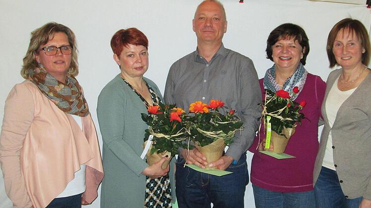 Vorsitzende Inge Schipper-Telger (l.) und ihre Stellvertreterin Silvia Rüger (r.) dankten den scheidenden Vorstandsmitgliedern (v. l.) Sandra Pache, Uto Ginalski und Margit Baus für ihr Engagement mit einem Präsent.