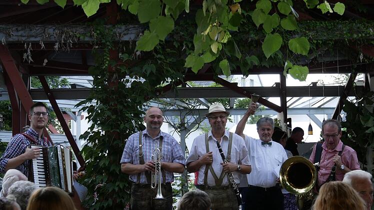 Wie immer, mit der Dorfglocke läutet Vorsitzender Gebhard Roschlau (2. v. re.) das 25. Weinfest des Förderkreises Fürther Burg" ein, zum letzten Mal, wie er betonte.